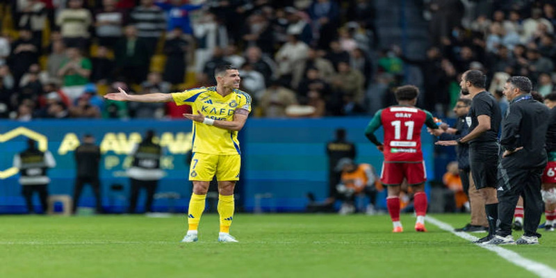 Ronaldo xô xát với HLV Al-Nassr trên sân tập